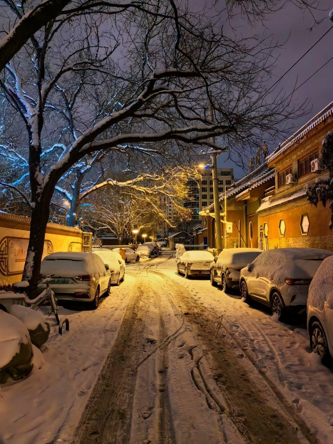 幸亏我起的早，今天早高峰要刺激了。。。  ​​​
