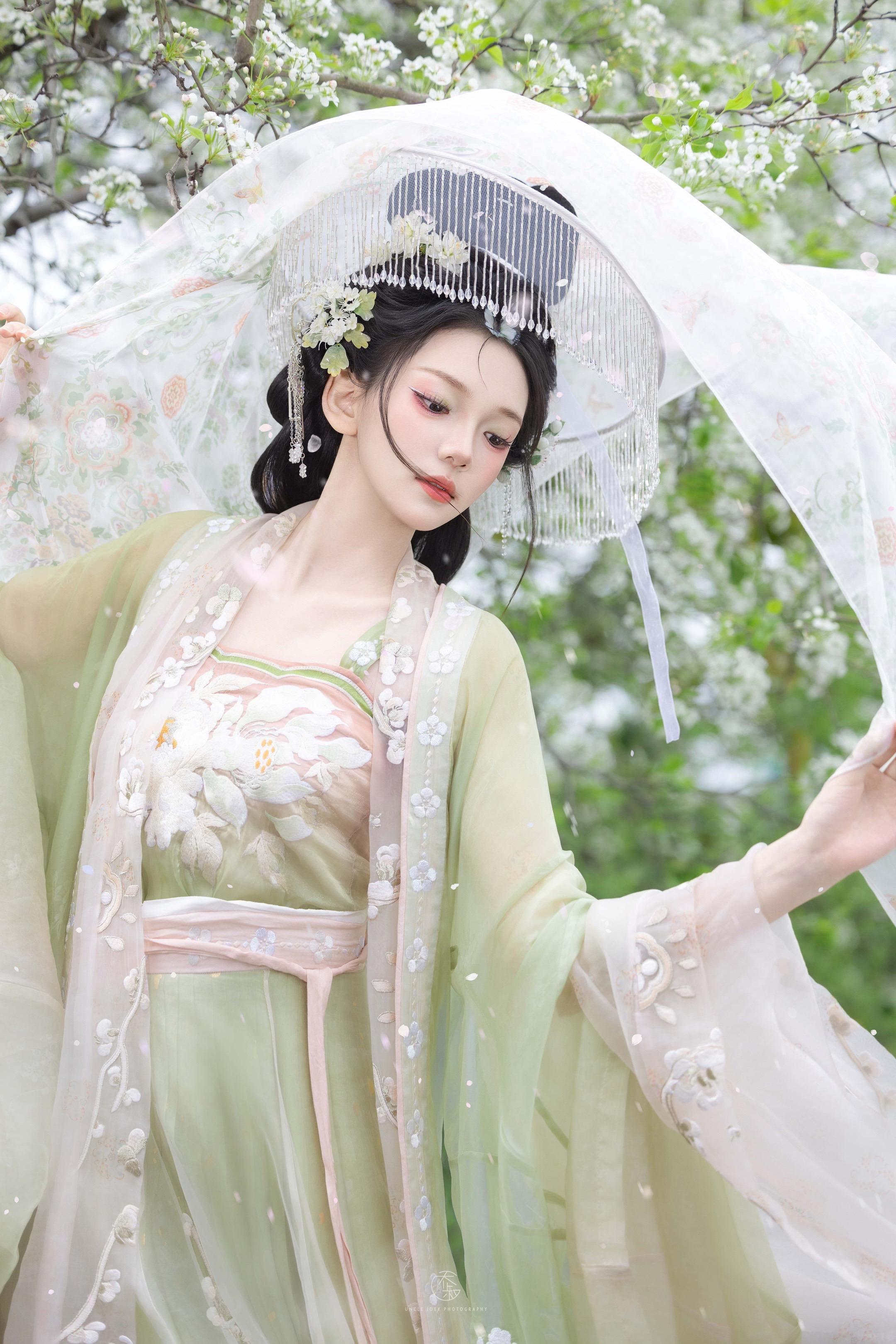 “忽如一夜春风来，千树万树梨花开”