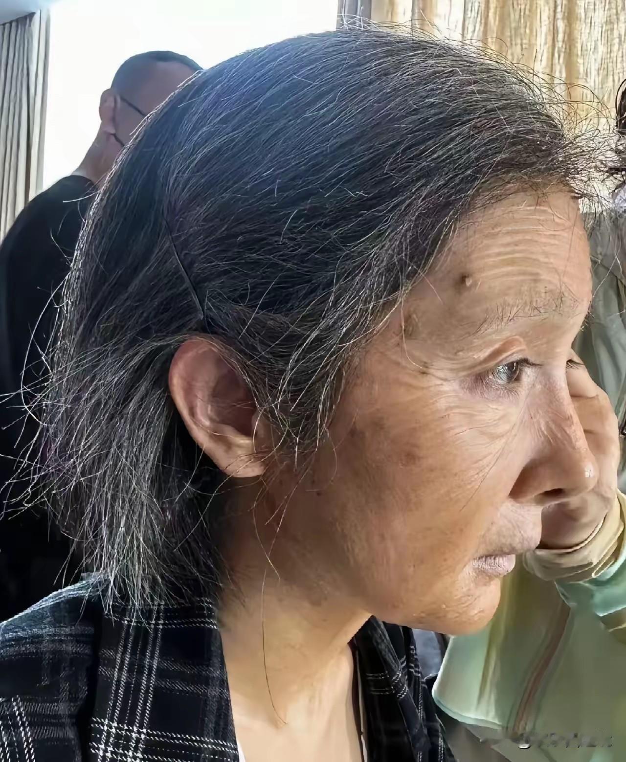 照片中这两个女人，是同一个人，这花妆术真是太棒啊。
一个漂亮的大美女，化妆成一个
