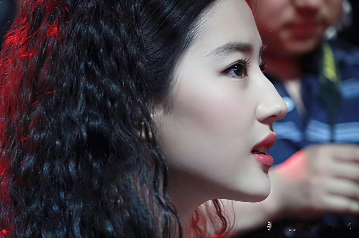 神仙姐姐超近景侧颜！神仙姐姐 温婉侧颜 魅力侧颜 侧颜氛围感写真 侧颜美女 侧颜