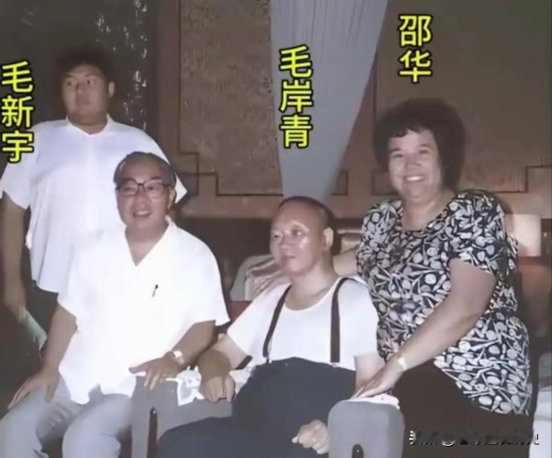 上世纪九十年代初，毛岸青一家于沈阳留下珍贵合影。
传承红色家风，赓续革命血脉，定