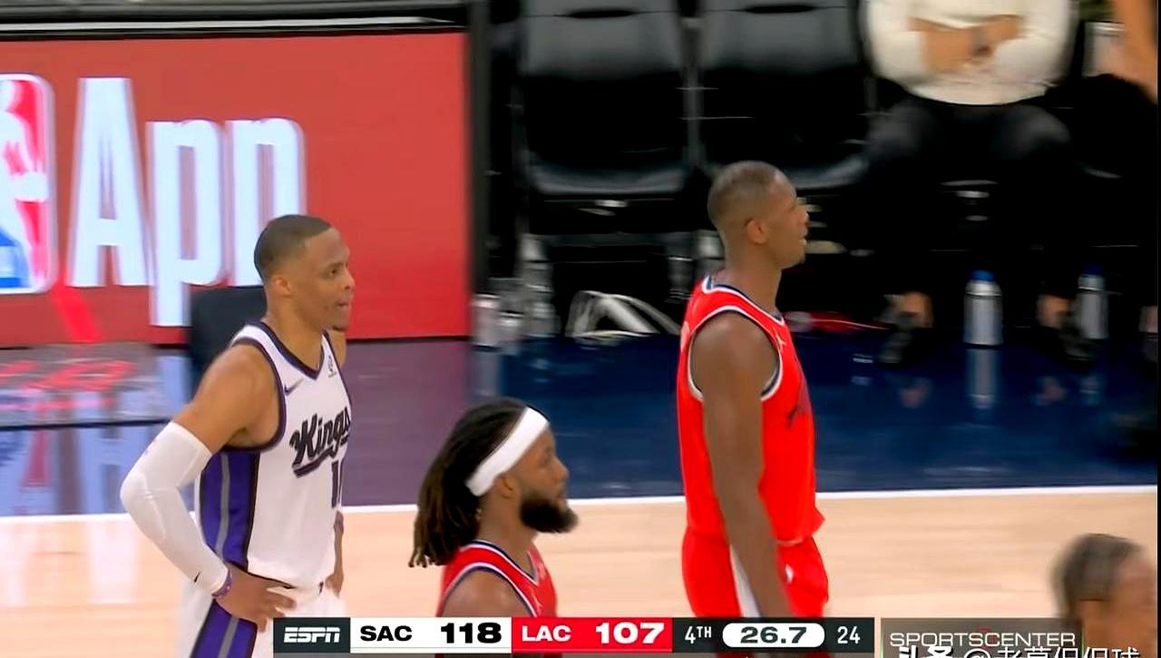 谁，你以为你是谁？来试试？
今天快船主场，第四节收官时，国王球星威斯布鲁克与快船