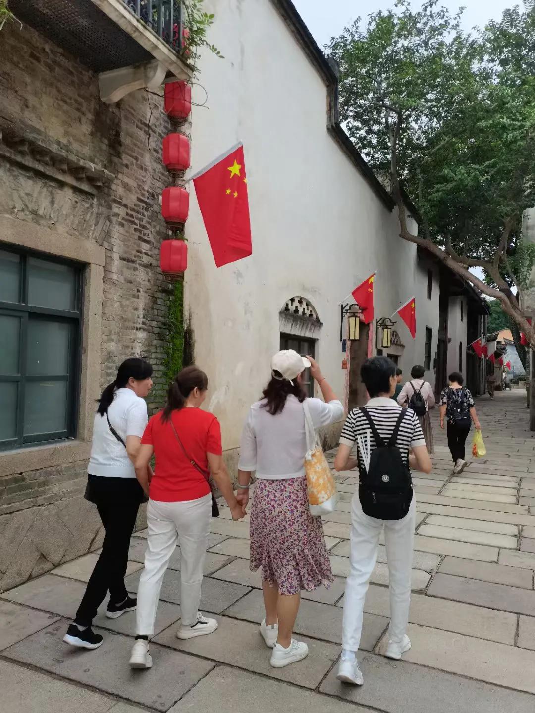 漫步时光，回忆满溢
​每一步都是友情的足迹
​你们同行，风景更佳
​我们曾游，时