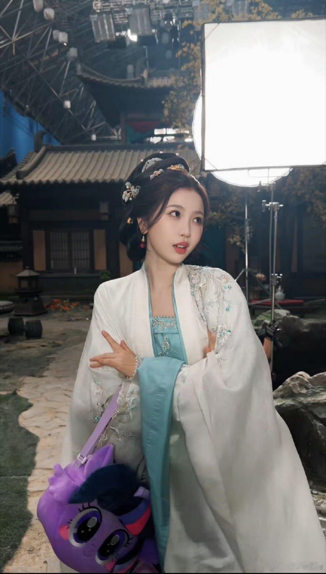 虞书欣这么有实力嘛 都背爱马仕 