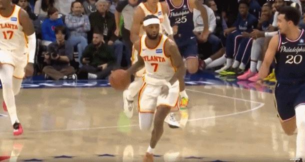 沃克和JJ狠狠的致敬了一波詹韦连线。詹姆斯