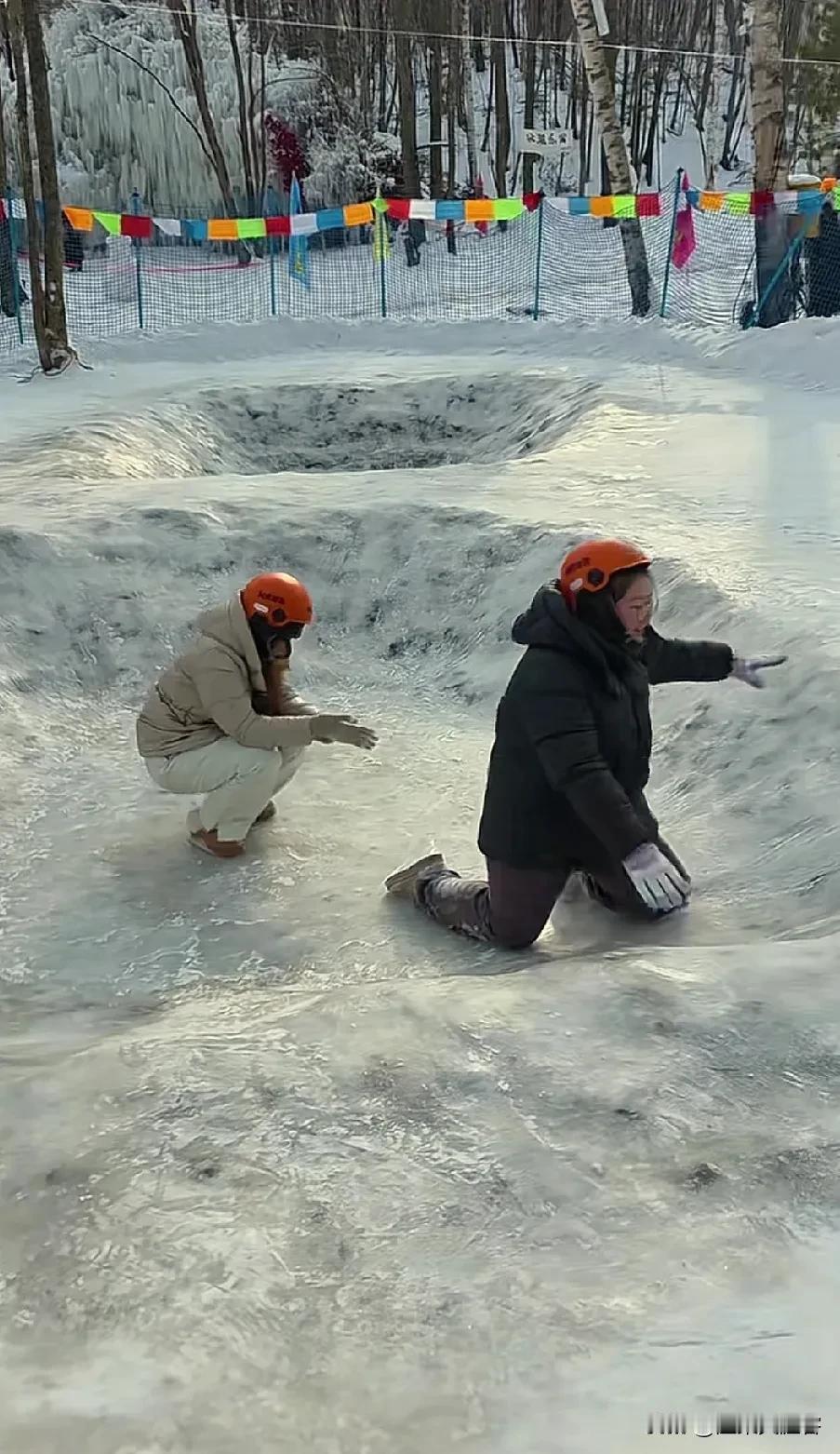 两个不信邪的网友，非要跳进去试试！

这种冰坑,

只要你有点耐心都能出来。
