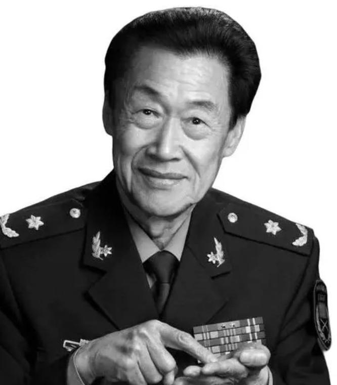 2003年，杨利伟乘坐神5首次飞入太空。有人立刻跑到钱学森家里。谁知，钱老却问：