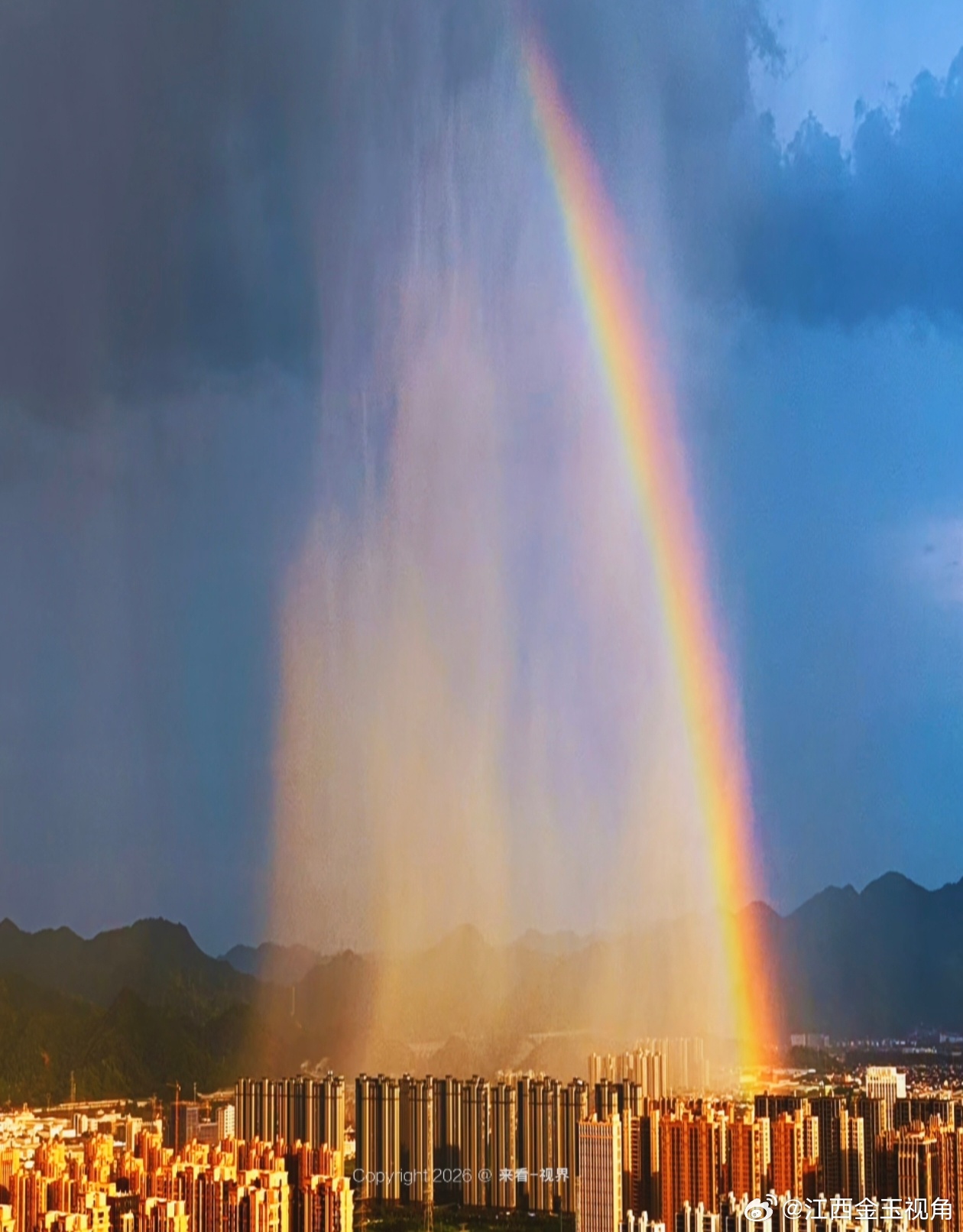 暴雨和彩虹同框是什么神仙画面 萧山！暴雨！彩虹！摄影师蹲守拍到的同框瞬间🌧️?