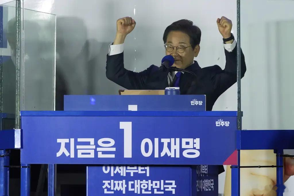 李在明宣誓就职仪式能够竞选韩国总统的都是不怕死的好汉！看着李在明意气风发地宣誓就