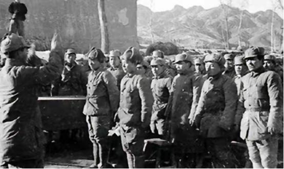 1942年，70多名八路军在寺庙里休整，一个战士半夜小便，突然睁大眼睛，高喊：“