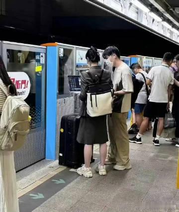 曝张雅琪和万俊丰同行照片2026 年上半年，一张张雅琪与万俊丰同乘地铁的照片在网