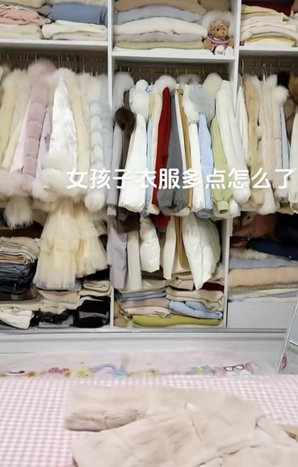 这是网友的衣柜图片。

3大排的冬季外套，好几堆折叠起来的衣服裤子，整个柜子塞得