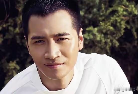 1998年，一个32岁的富婆色迷迷地对21岁的何晟铭说：“跟我去香港，我保证不会