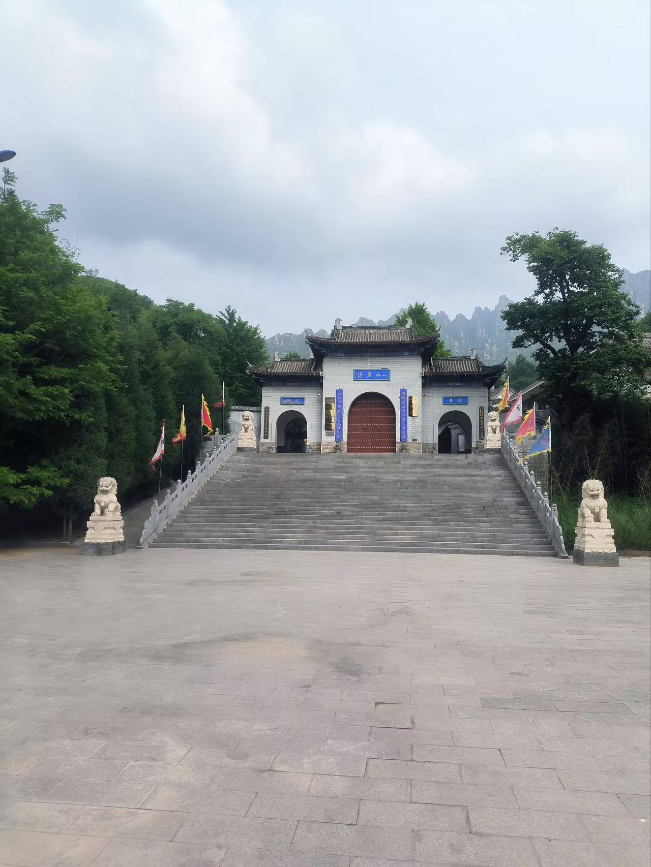 唐县青虚山
藏着一座村民自发修建的白求恩纪念碑
 
行至景区入口附近
偶遇这座鲜