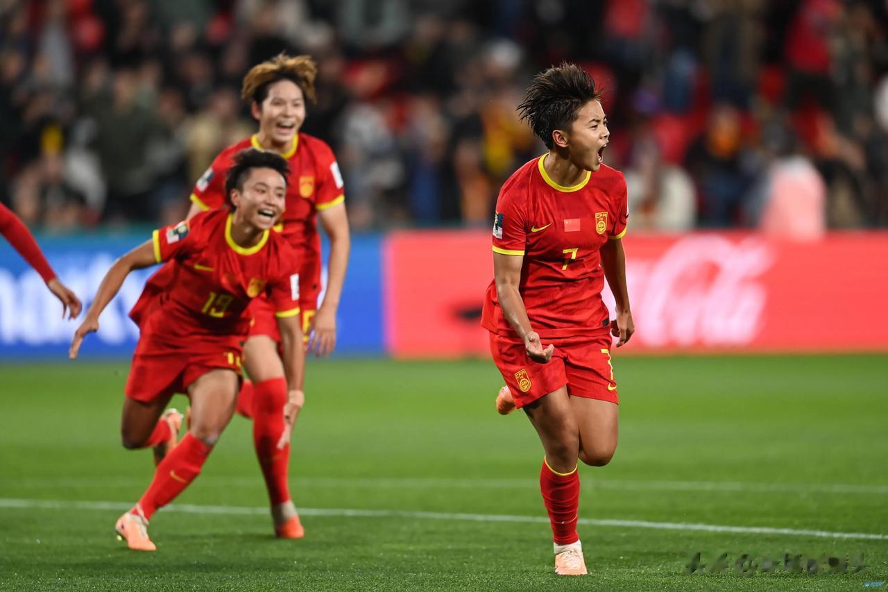 中国女足1：6英格兰女足，史诗级的惨败首次无缘淘汰赛，最让人心疼的两个人

1，