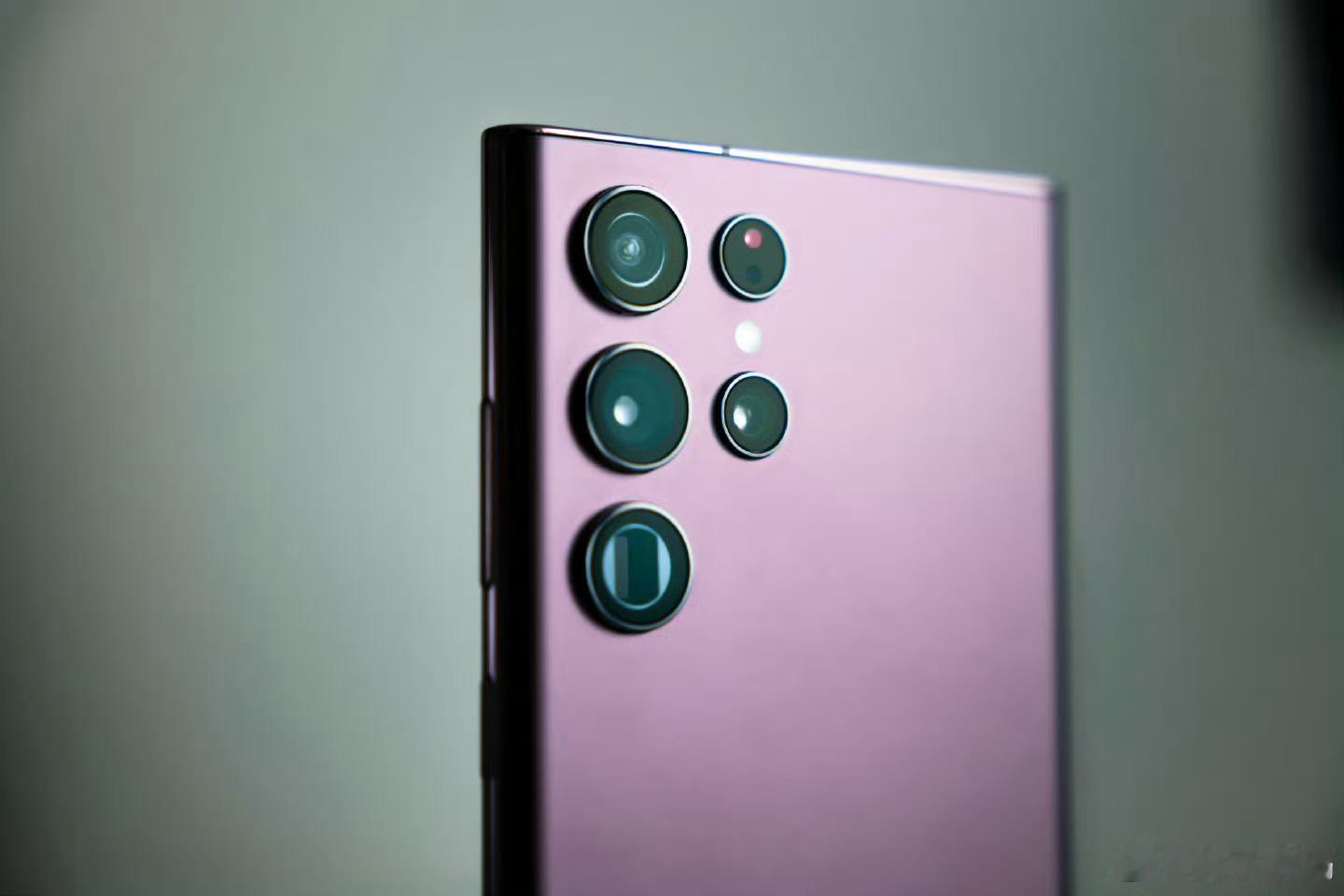 掏出三星Galaxy S22 Ultra出来看看真的好怀念10X光变，唉，阿星这