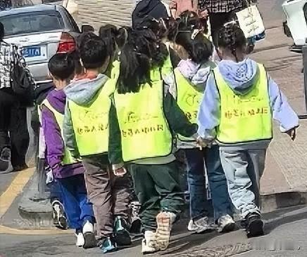 贫困不是错，
还没解决贫，
就哐哐生孩子就很没有教养。
尤其是把养子女的责任转嫁
