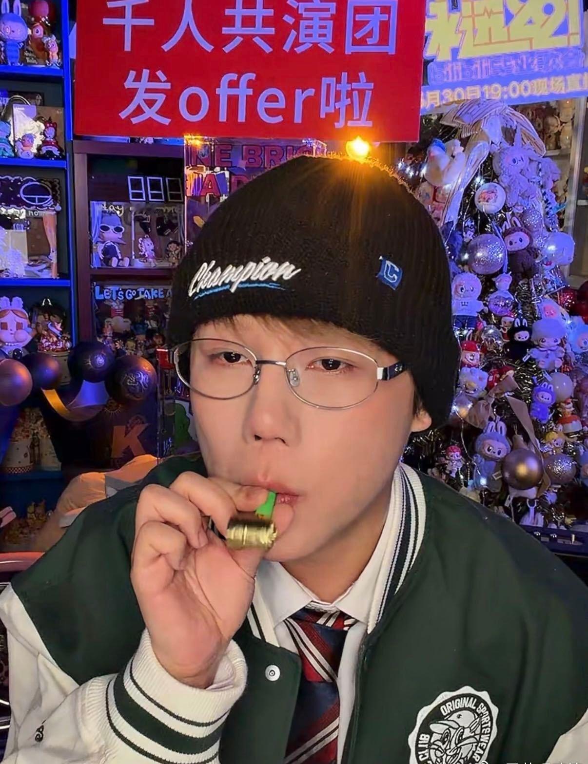 刘维在直播里主动提起大张伟 坦言对方是自己早年的乐队启蒙影响很深刘维就差把毕业歌