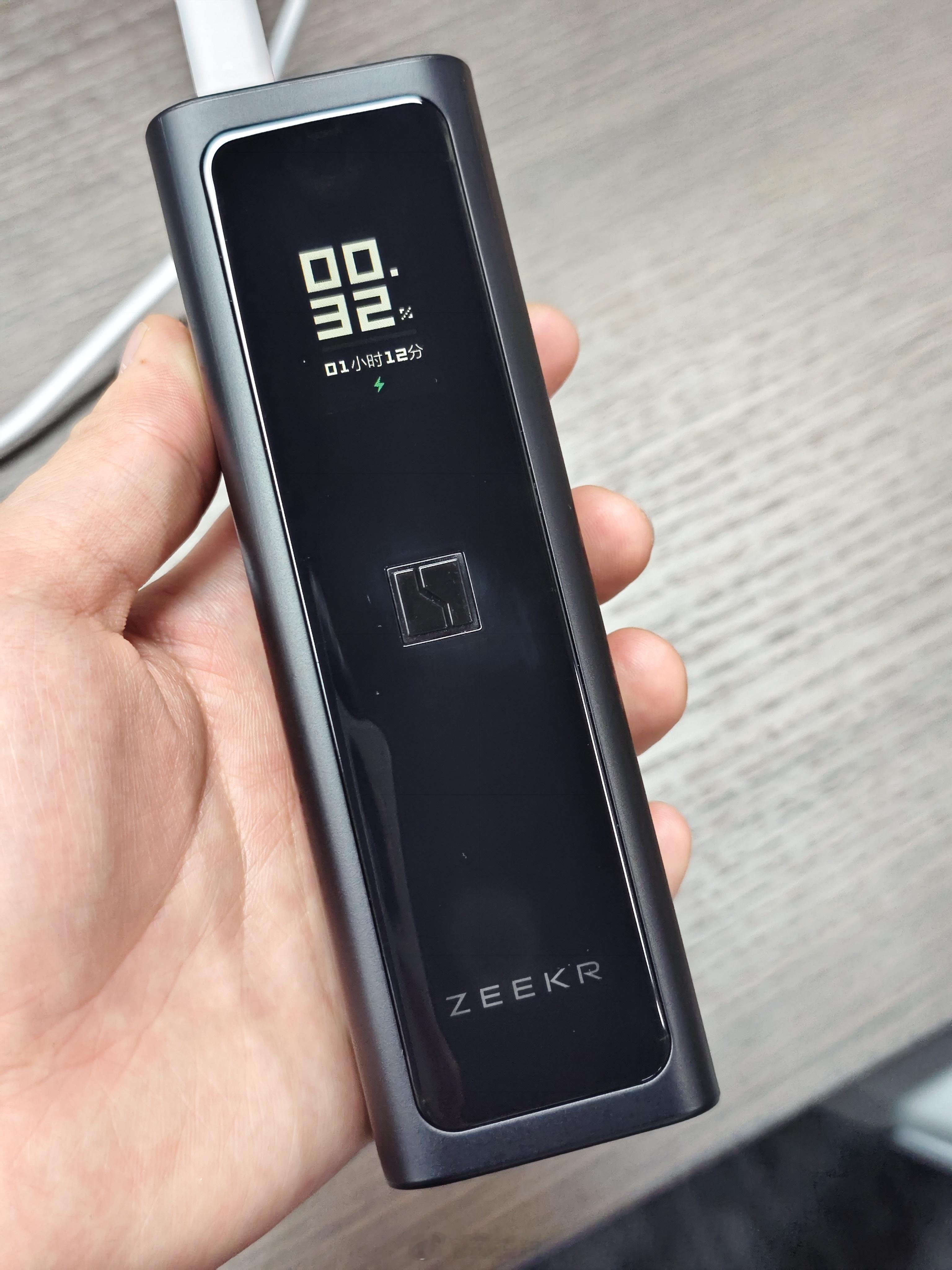 小伙伴抽奖中了个极氪的充电宝，颜值还不错，而且还带屏幕，搞得我也想去整一个了