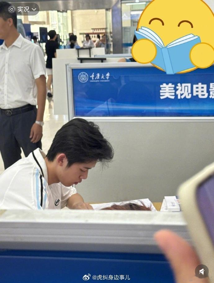 官俊臣男高已进化成男大官俊臣重庆大学路透 男高进化完成，官俊臣走进重庆大学，迎接