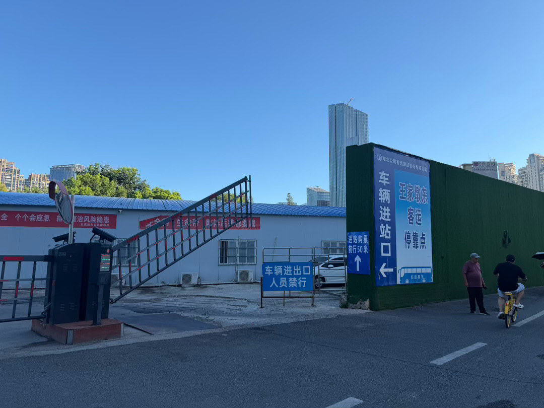 今天起了个大早，送老妈去车站回老家昨晚逗小胡同学：“舍不舍得奶奶走呀？”他反问我