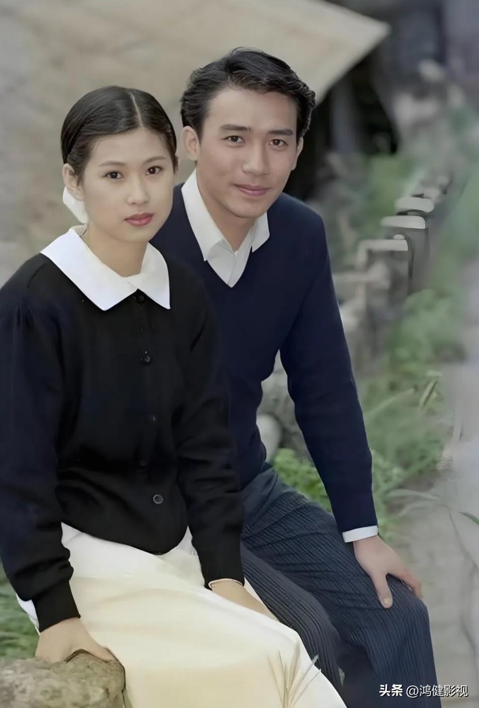 那时的梁朝伟疏眉朗目，气宇不凡，英姿昂昂，真是一表人才！而左边的美女是谁？看她细