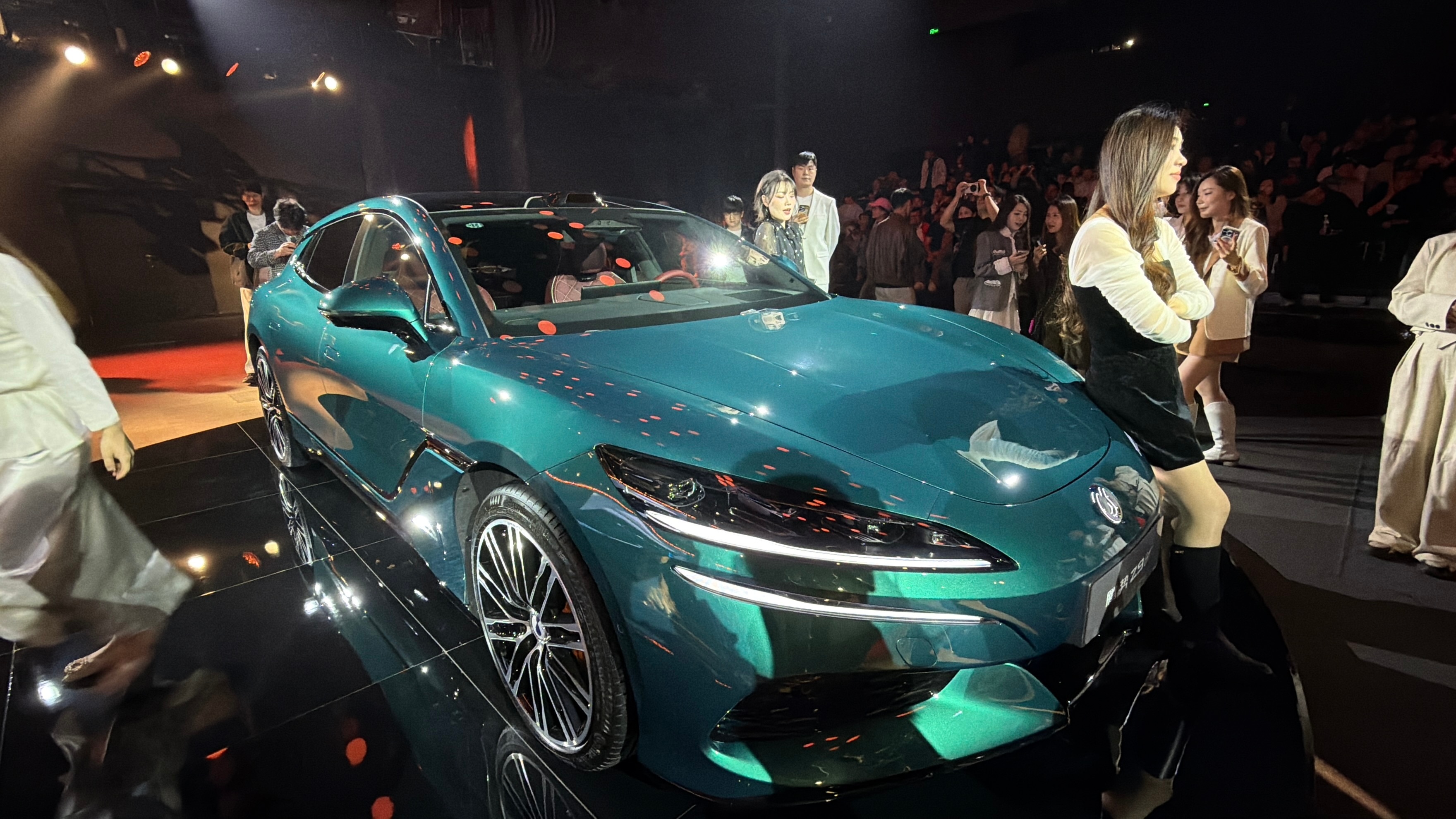 回深圳打工啦。这次过来看了看全新腾势Z9 GT，俺也准备提啦。真的越看越喜欢哈哈