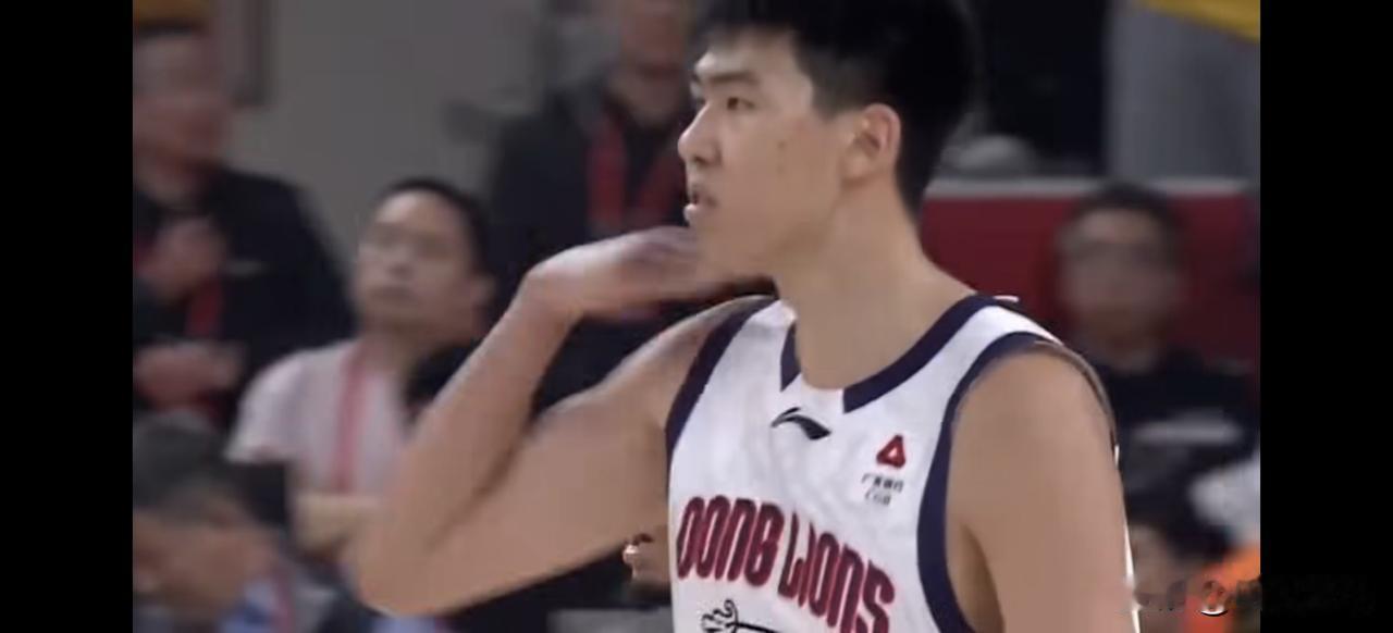 再说徐昕示范割喉！大过新年的，你见过谁割自己的喉？广州球员徐昕在昨天晚上打比赛中