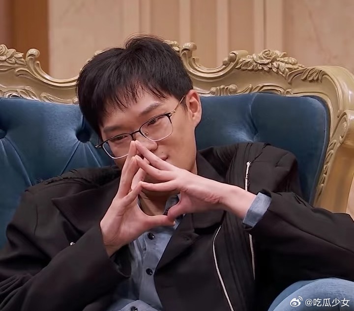 我接李飞下班 李飞接我下车不得不说，这位粉丝运气是真好。别人追星接下班，她直接上