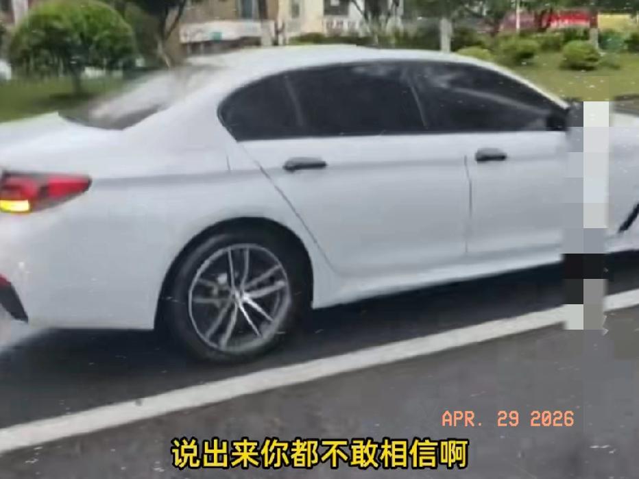 近日江西南昌，一36岁男子开车开得好好的，突然被一只“熊”给踹了一脚！整个人当场