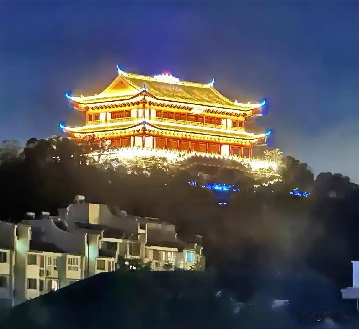 台风巴威眼看着就要来了
福建啊，你怎么人前人后还两副面孔呢！
 
表面上说：相信