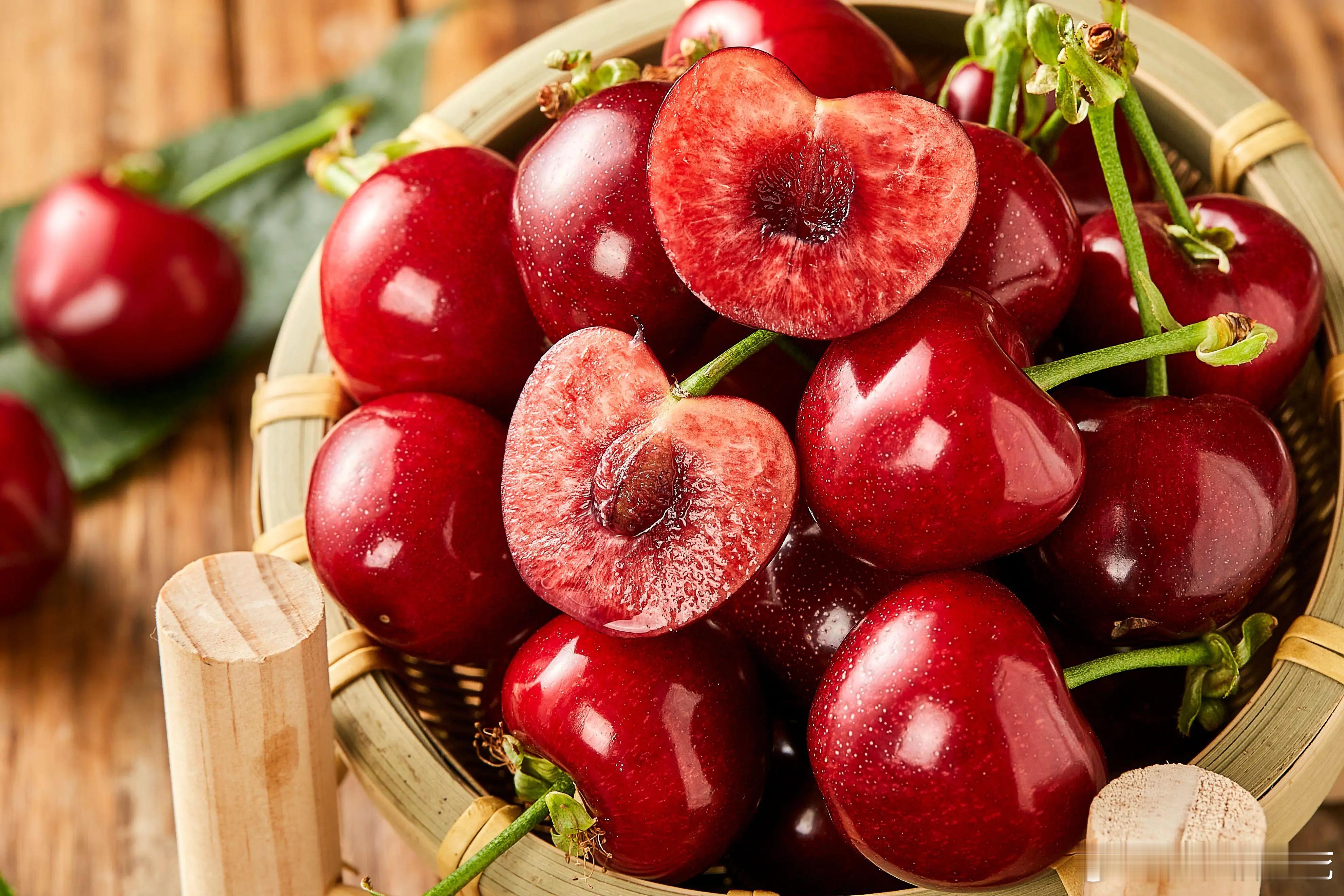 车厘子价格还有下降空间现在买还是有点肉疼的，降到十多块钱应该销量不错去年只在过年