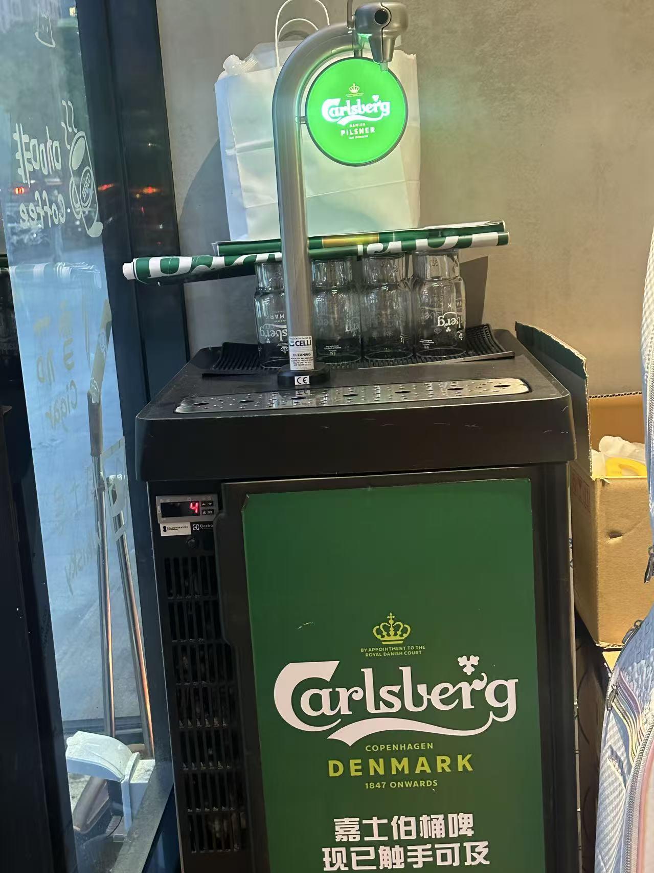 户外喝酒。 🍺   户外喝酒灰茄不要太惬意