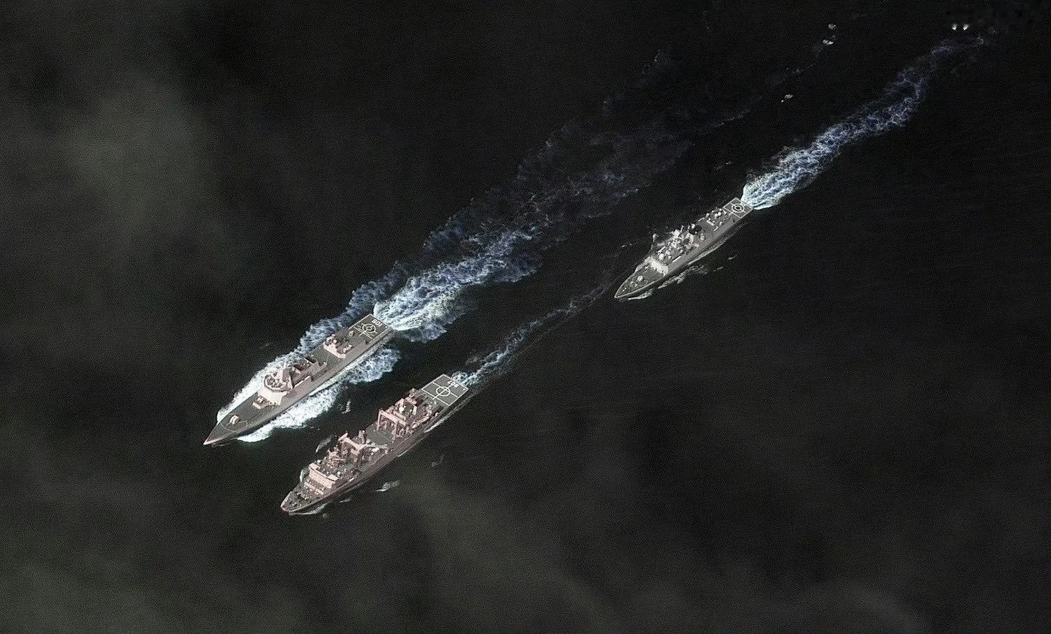 商用卫星图片显示：一支中国海军舰艇编队正在菲律宾海活动，编队中是1艘055（不是
