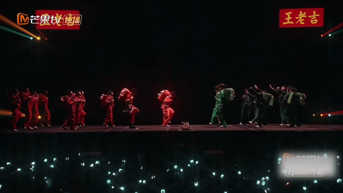 你的外卖员正在披哥斗舞 最后，真心为这个舞台点赞！它不仅给我们带来了欢乐，更让我