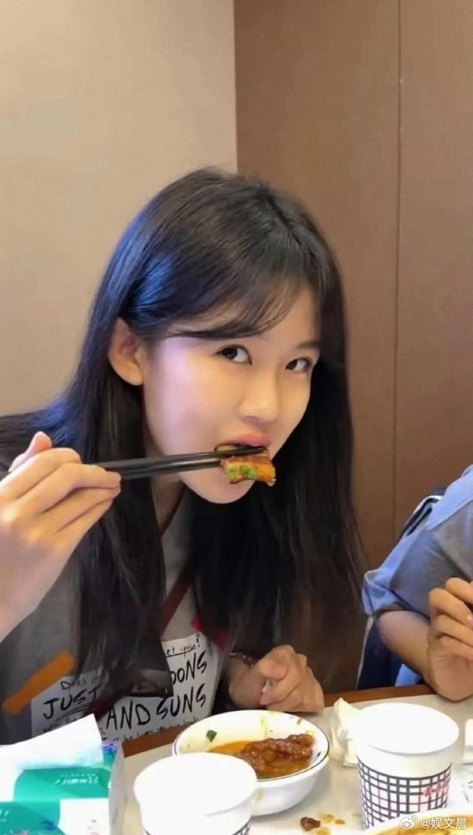 陆毅16岁女儿贝儿眼睛太会传情了，眼波流转满是柔情，这颜值妥妥中了基因彩票！ 