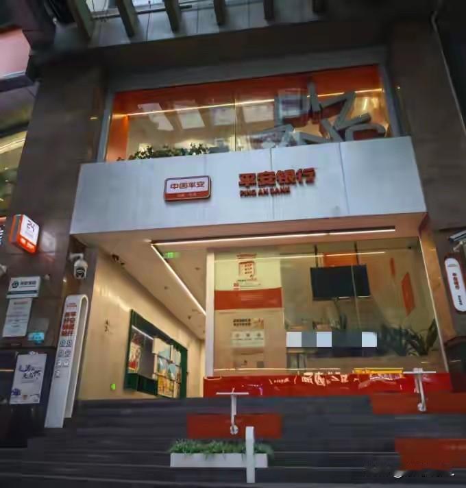 重庆，73岁老太去银行存钱，本意是想存成理财，可随时取。谁知，工作人员一顿忽悠，
