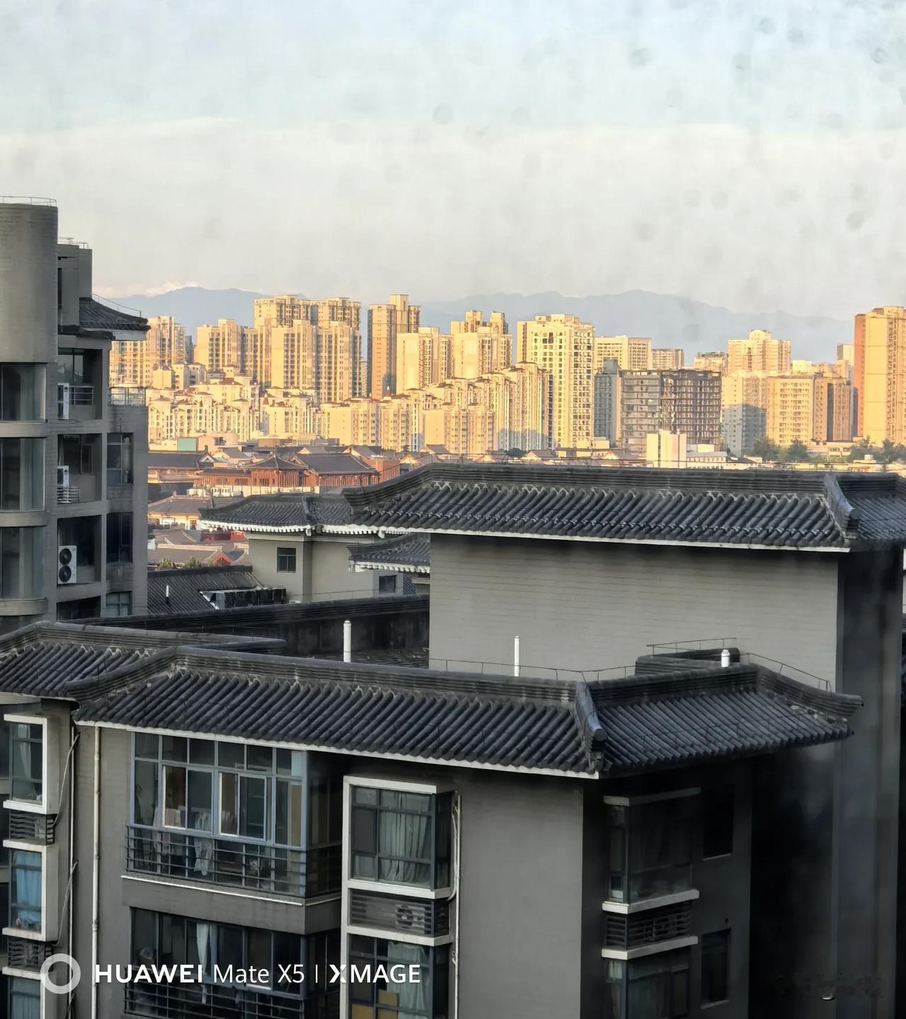 五点多睡醒了，一看天气预报，小雨变多云，明天后天小雨。
气温30℃。
看看窗外，