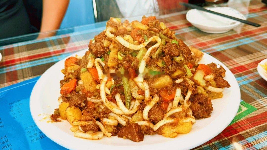 松筠美味[超话]  蒙餐中的牛肉烩菜和风干肉汤。味道没谁了。松筠美味蒙餐 呼和浩