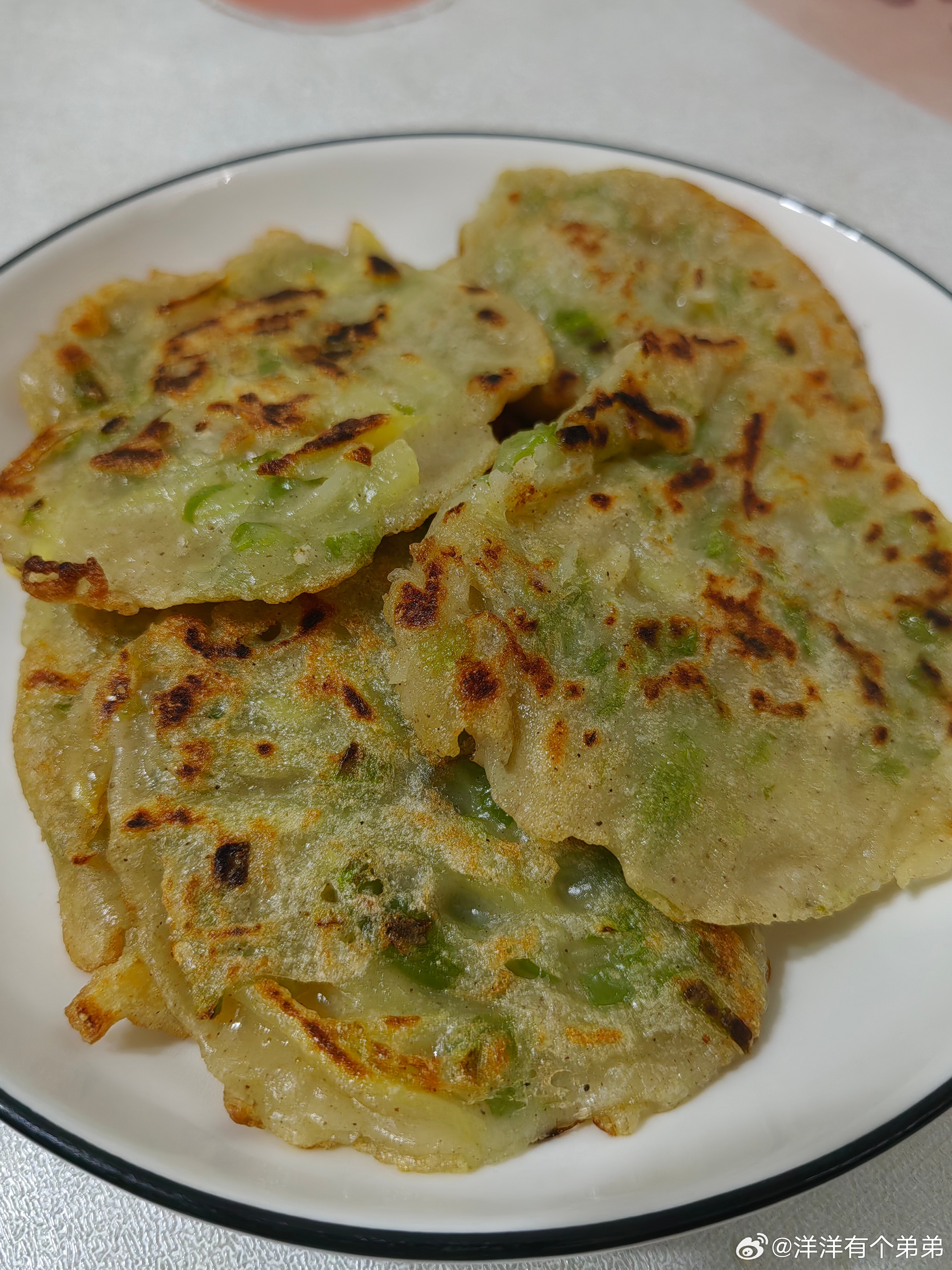 今日早餐青椒土豆丝小饼味道很赞土豆切丝，青椒切丁，加水，加面，加鸡蛋，加盐，加十