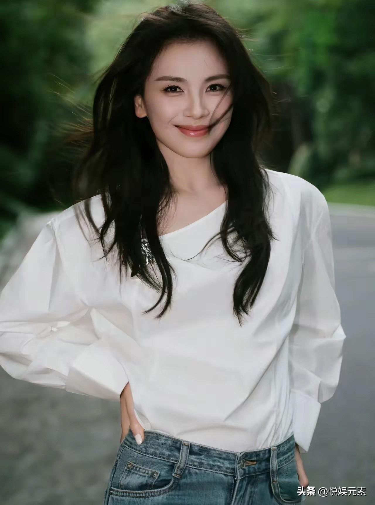 单从五官来讲，刘涛是最漂亮的，周涛要稍微逊色一些。

然而作为主持人，目前还没人