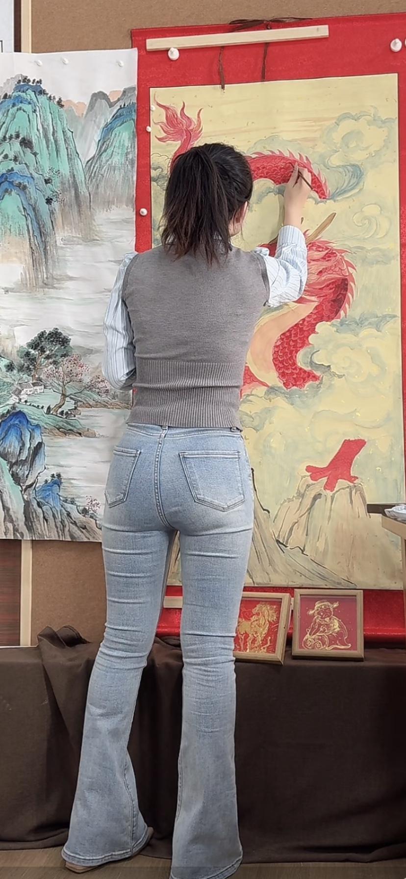 这姑娘在画画，龙画得真霸气！