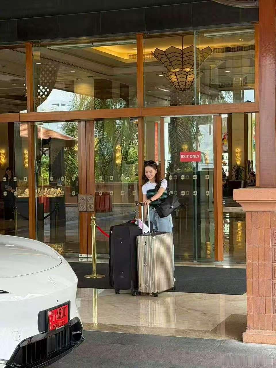 昆凌出发录制中餐厅中餐厅中餐厅新季泰国开拍，神秘合伙人终于曝光，原来是温柔大方的