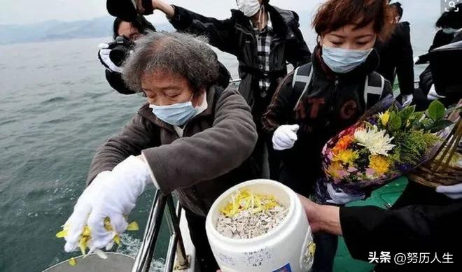 原本我以为海葬不用钱，只要随便在海岸或者海上，把骨灰撒出去就行，没想到，办一次私