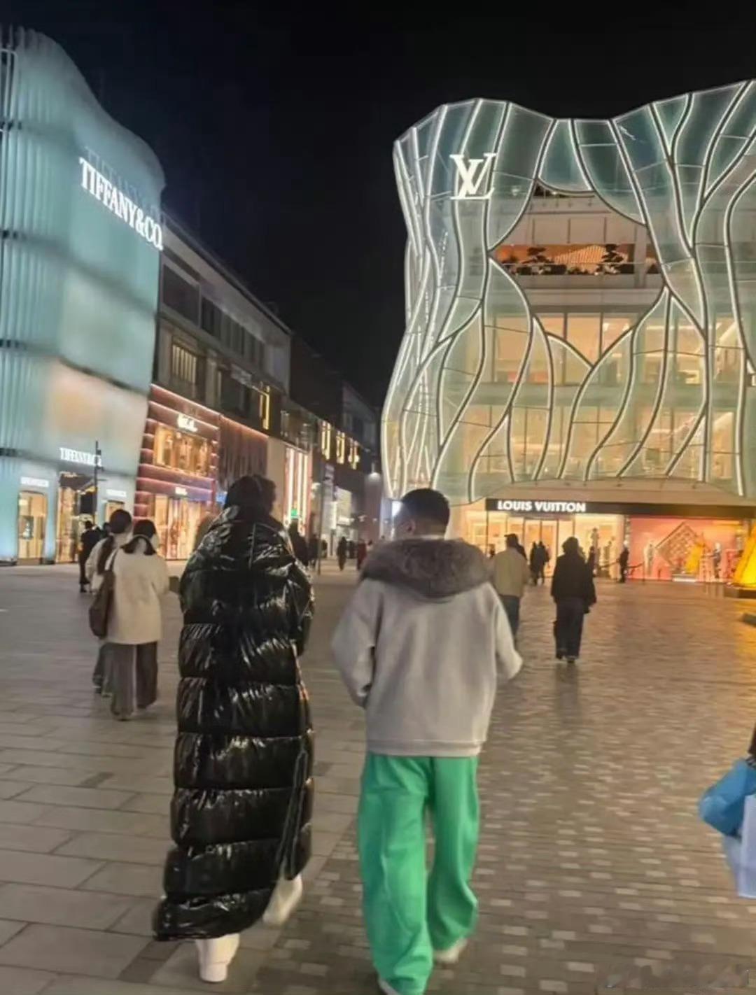 三里屯偶遇孙红雷和妻子王骏迪逛街孙红雷站在妻子旁边好娇小 网友三里屯偶遇孙红雷和