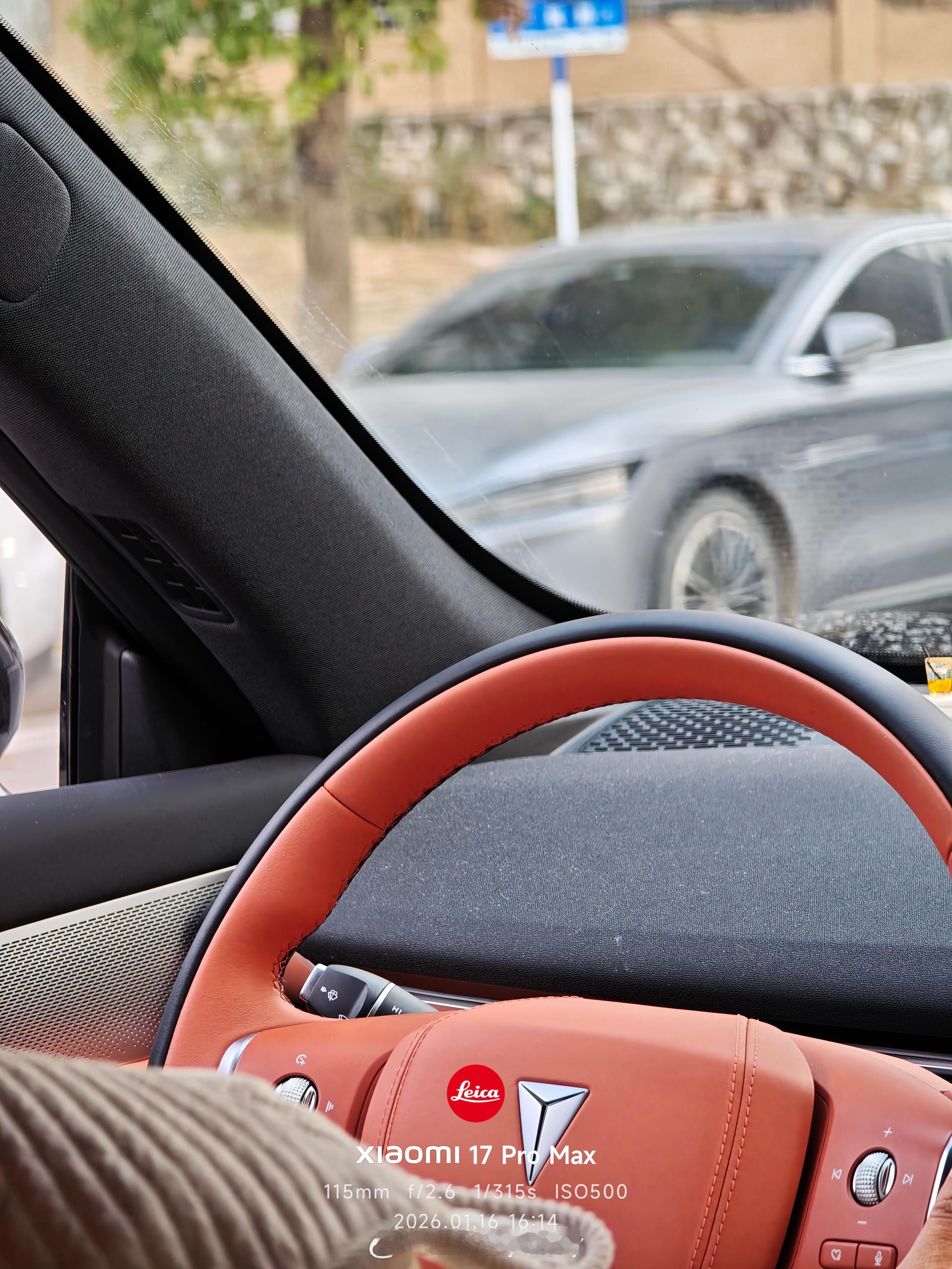 长安深蓝感觉蛮吃香的，除了有点像全球电动自行车领导者的品牌logo，本身深蓝品牌