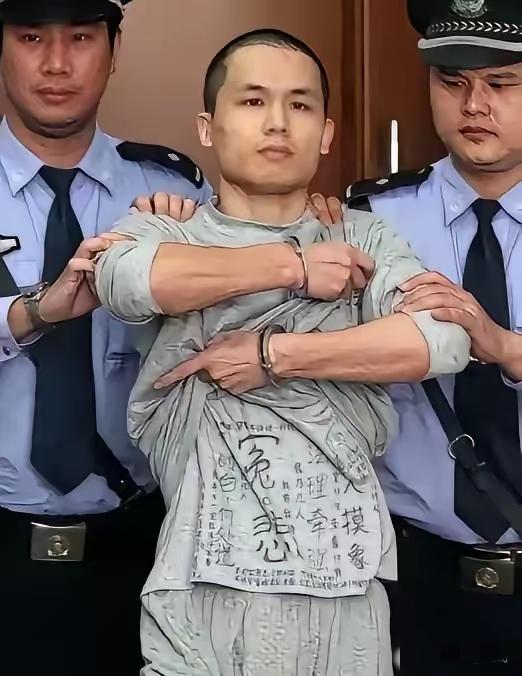 2013年的时候
李才坤被判死缓时，他手上还戴着手铐，面对媒体记者，使劲掀起外层