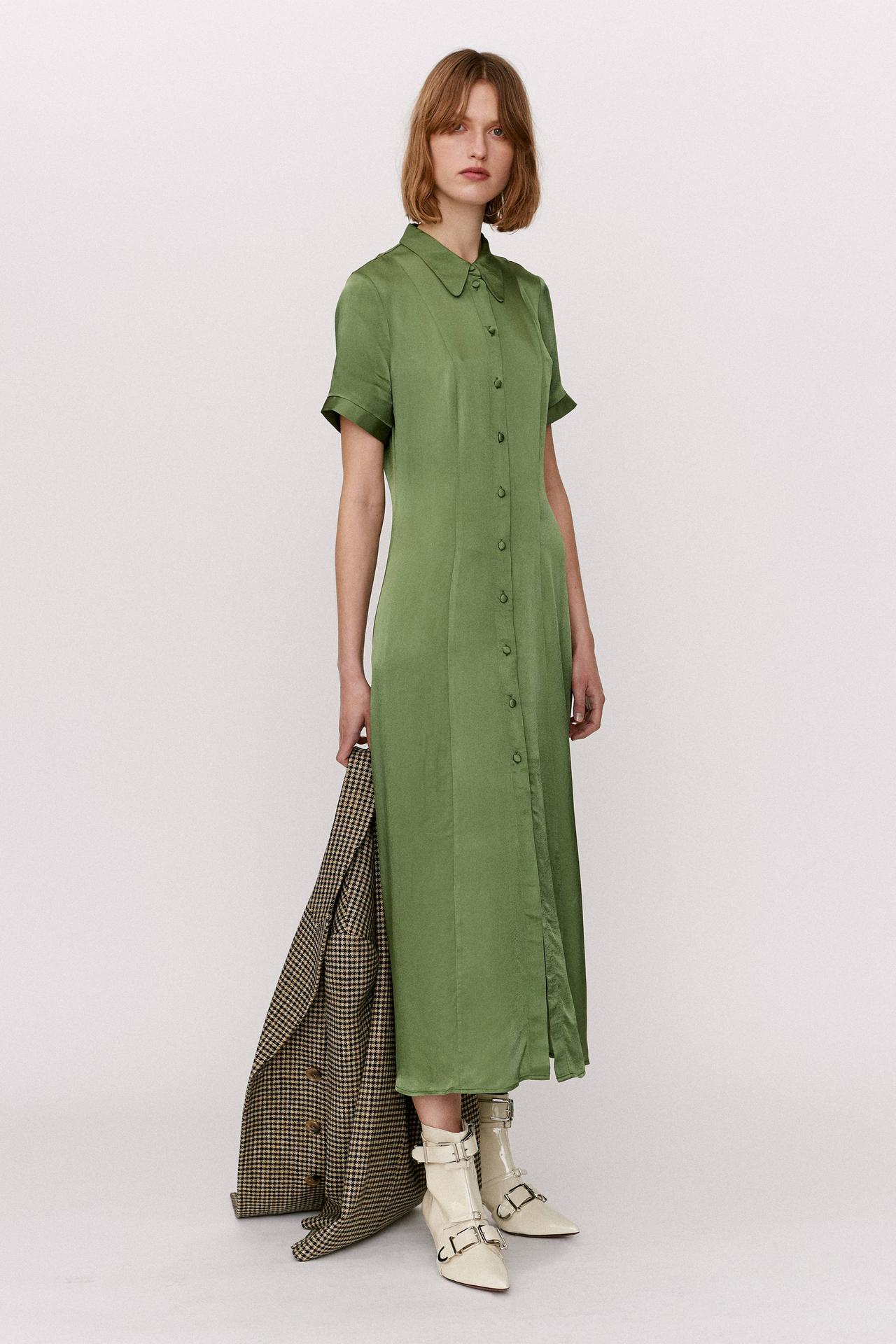 Alexa Chung 2020秋冬系列，把“乖乖女”和“朋克魂”缝在了一起。一