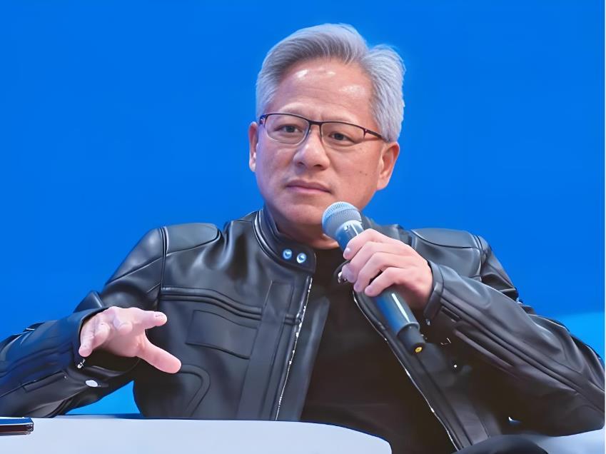 黄仁勋对华为韬定律的评价：这对华为来说是突破，但对台积电并不是威胁。
首先，黄仁