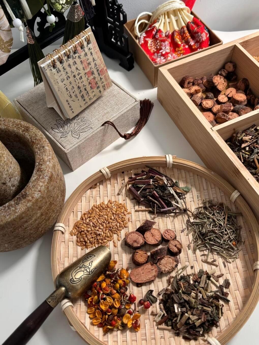 中医中药 天然草本，守护健康中草药养生，贵在天然温和与整体调理。源自自然的药材，